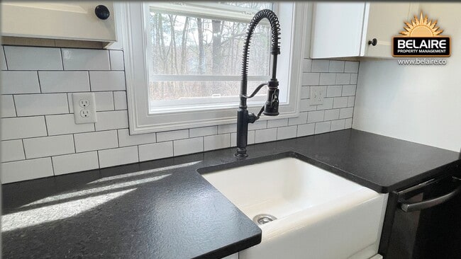 Building Photo - Cozy Country Living