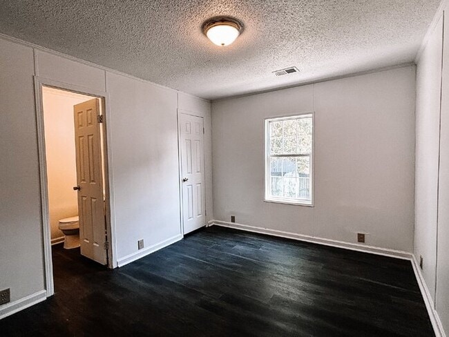 Building Photo - Spacious 4-Bed, 3-Bath Retreat on Greenhill Rd – 2000 Sq Ft of Charleston Charm!