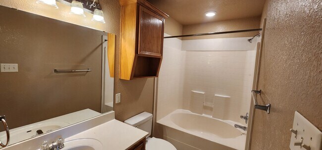 Building Photo - 3 Bedroom / 2 Bath Duplex – Clear Creek Area – Killeen, TX