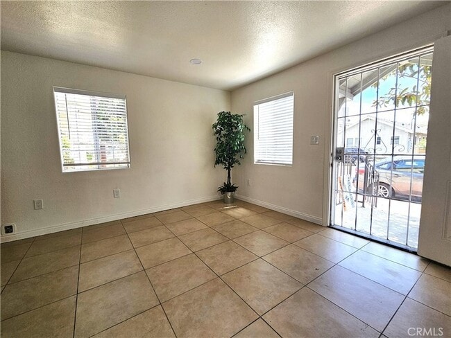 Building Photo - 654 W 21st St