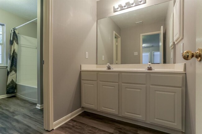 Building Photo - 2207 Stoneycreek Park Ct