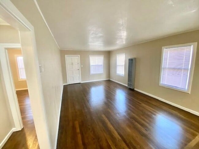 Building Photo - Beautifully Updated 2 Bed 1 Bath unit in Richmond Triplex -- AVAILABLE NOW !!!