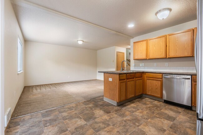 Building Photo - Spacious 4-Bedroom Home in SE Portland
