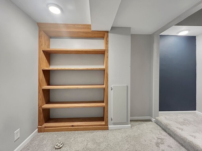 Building Photo - 2729 Vernon Ave S