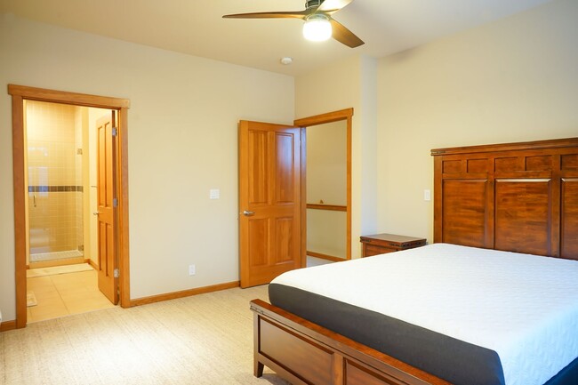 Building Photo - Executive Townhome - Walking distance to C...