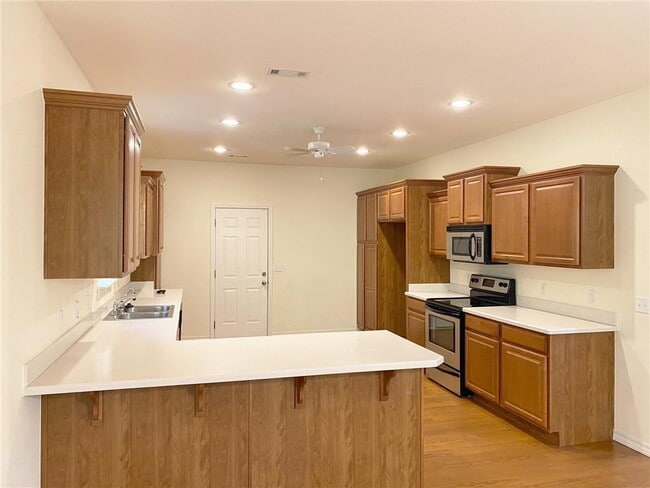 Building Photo - 4 Sullivan Ln