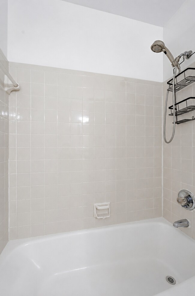Building Photo - Charming Townhouse in Green Hills