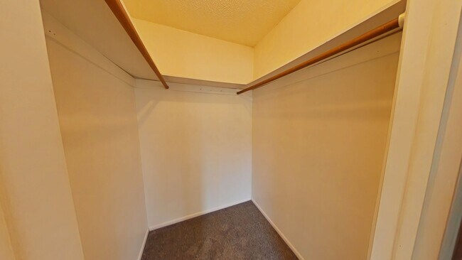 Building Photo - Spacious and charming conveniently located...