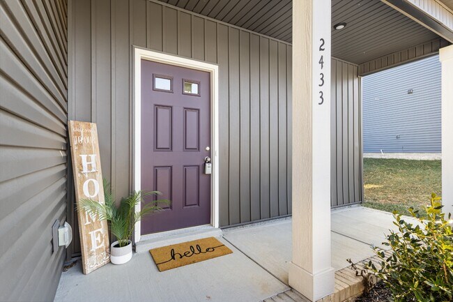 Building Photo - 2433 Bucklin Dr