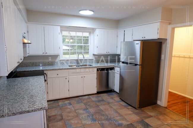 Building Photo - Beautiful 4 Bedroom/2 Bathroom House in Mo...