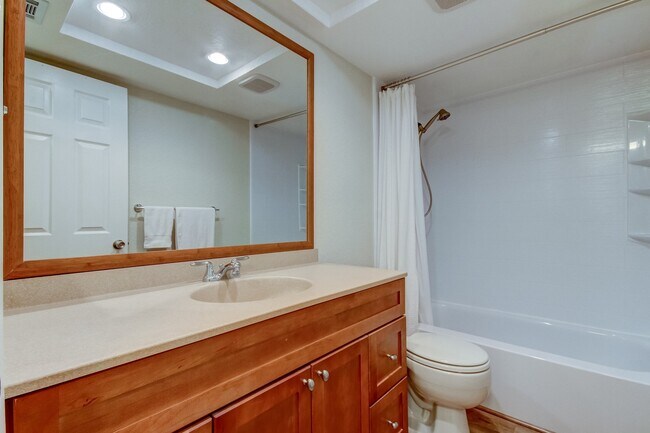 Building Photo - 4480 Overlook Dr NE
