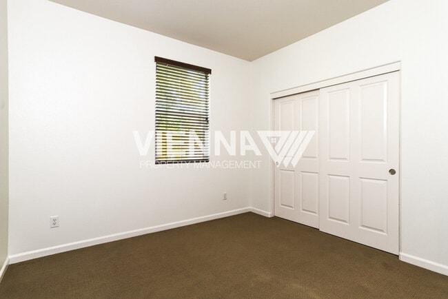 Building Photo - Beautiful Townhouse for Rent in Sacramento!