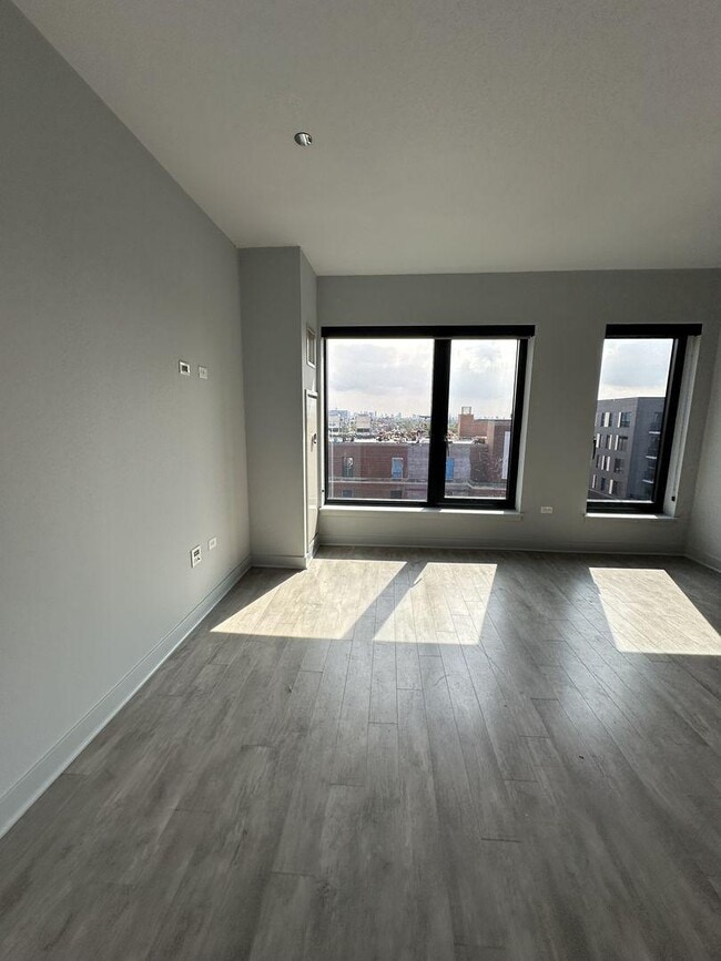 Building Photo - 0 bedroom in Chicago IL 60613