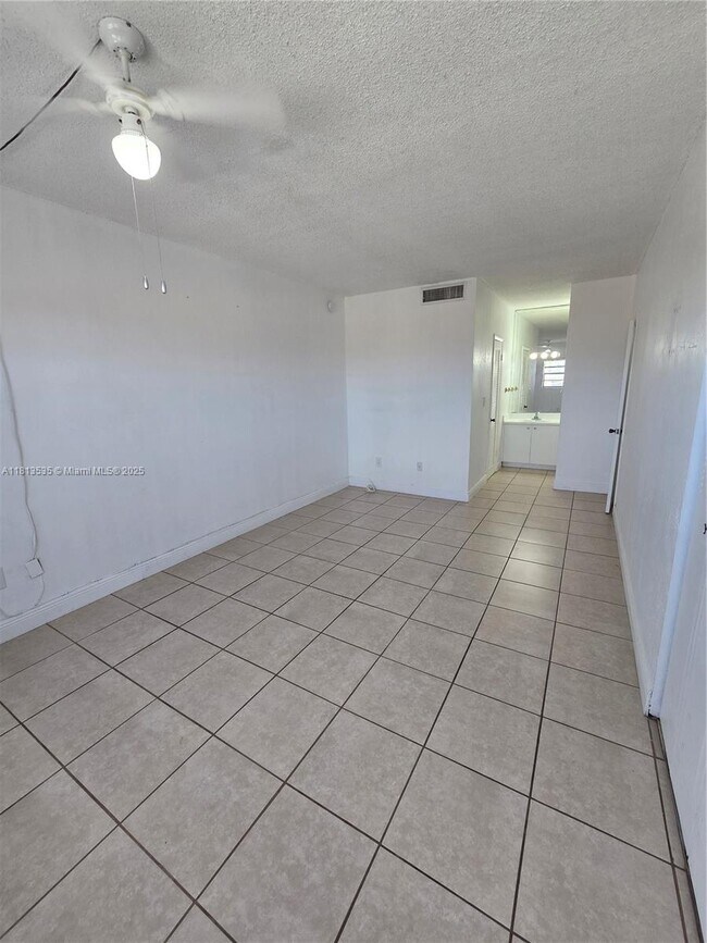 Building Photo - 1305 W 53rd St