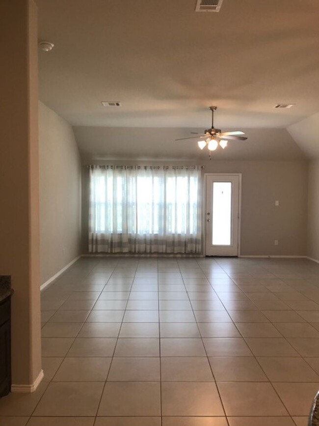 Building Photo - 3/2/2 Heights of Weatherford Estates