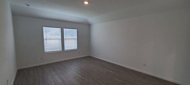 Building Photo - Luxury Vinyl Plank (No Carpet) /  Fridge I...