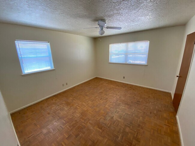 Building Photo - Northeast El Paso 3bed/2bath w/LOTS of liv...