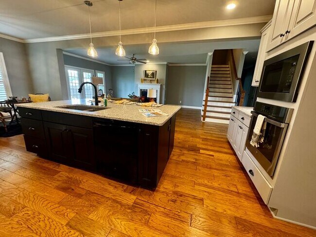 Building Photo - Spacious and luxurious with bonus room