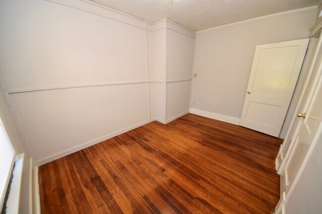 Building Photo - 3 bed, 1 bath near UOM