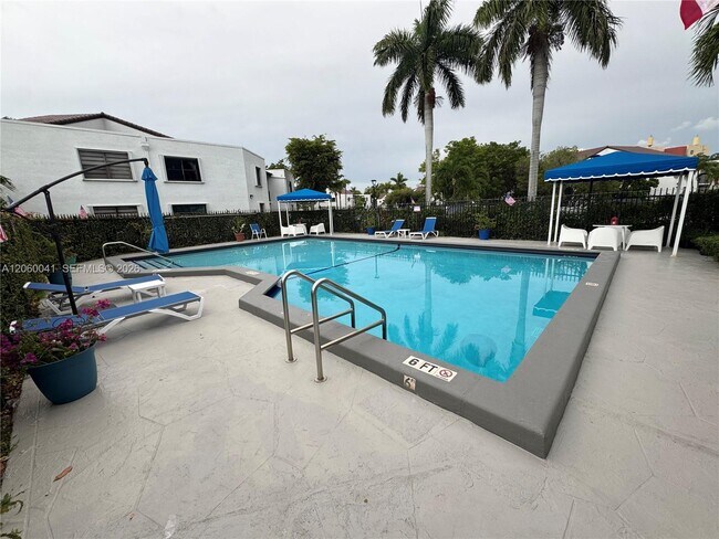 Building Photo - 9405 Fontainebleau Blvd