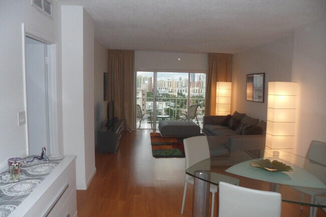 Building Photo - 500 Bayview Dr