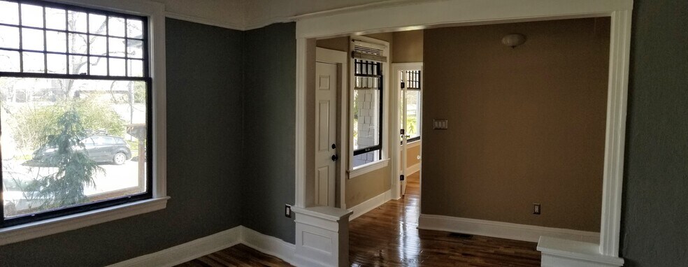 Building Photo - 1919 E Thomas St