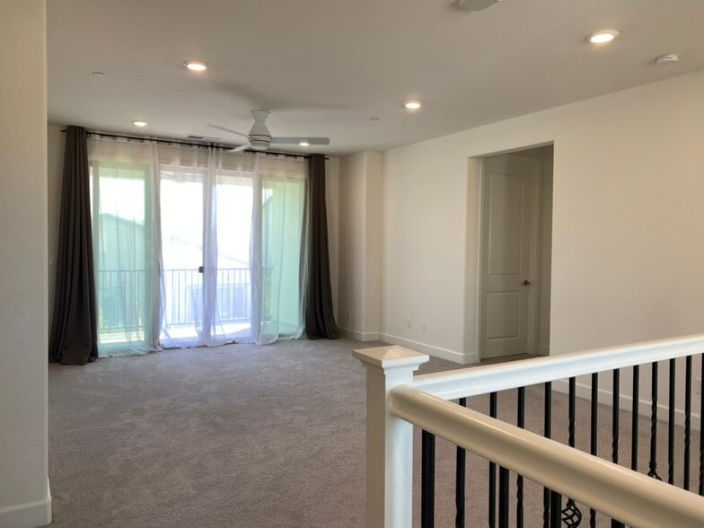 Spacious upstairs loft - 2008 Gumbinger Pl