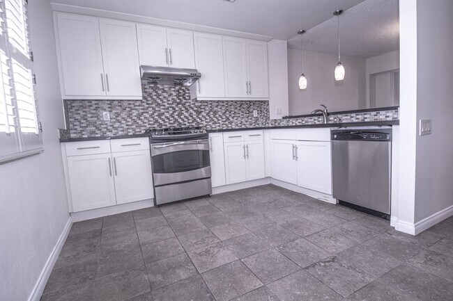 Building Photo - 848 W Huntington Dr