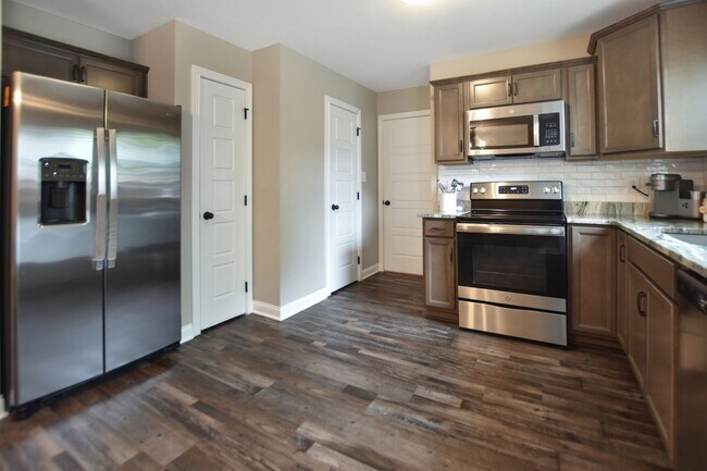 Building Photo - Pet Friendly Three Bedroom!