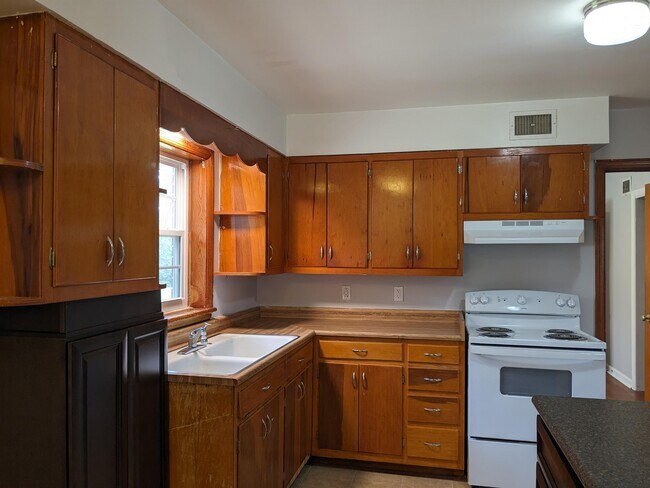 Building Photo - 165 E Toombs Ave