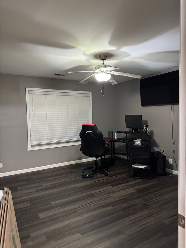 Building Photo - *** Move-in SPECIAL - $2395.00 ***