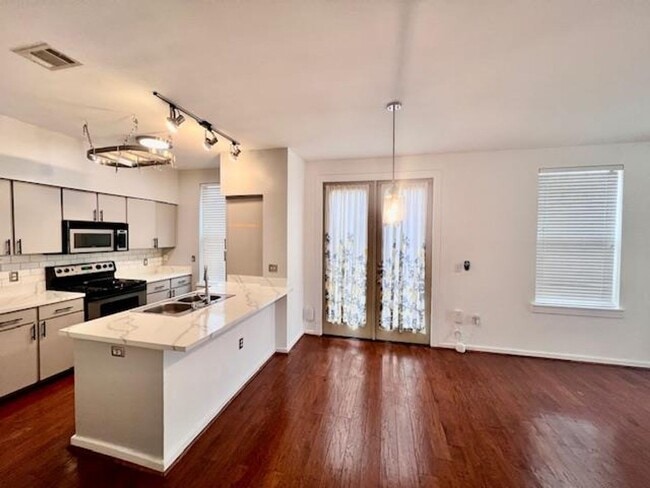 Building Photo - Beautiful Downtown Condo / Close to ACC Riverside / 3 bedrooms / Ref, Washer & Dryer