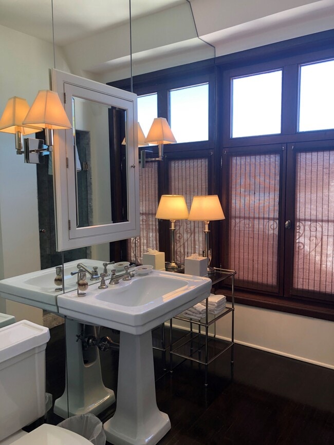 Building Photo - 316 N Rossmore Ave