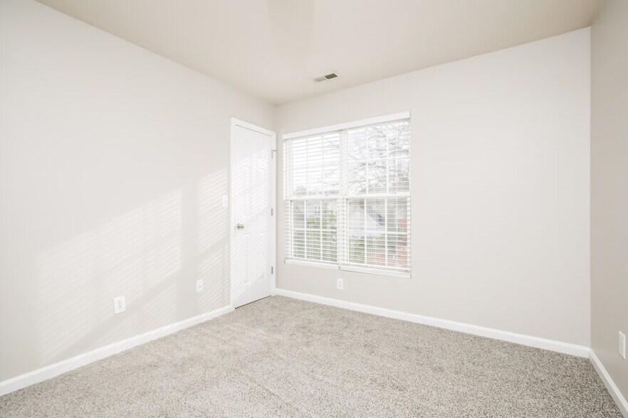 Building Photo - 2043 Swimming Hole Cir