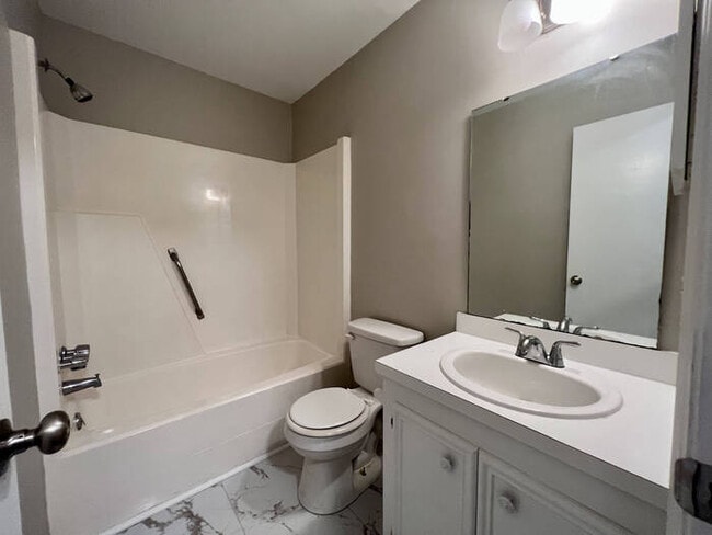 Building Photo - 21A Battery Walk Court