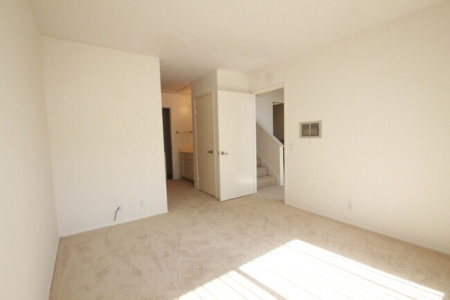 Building Photo - 1-bedroom condo with loft, top floor unit in La Jolla Colony/UTC