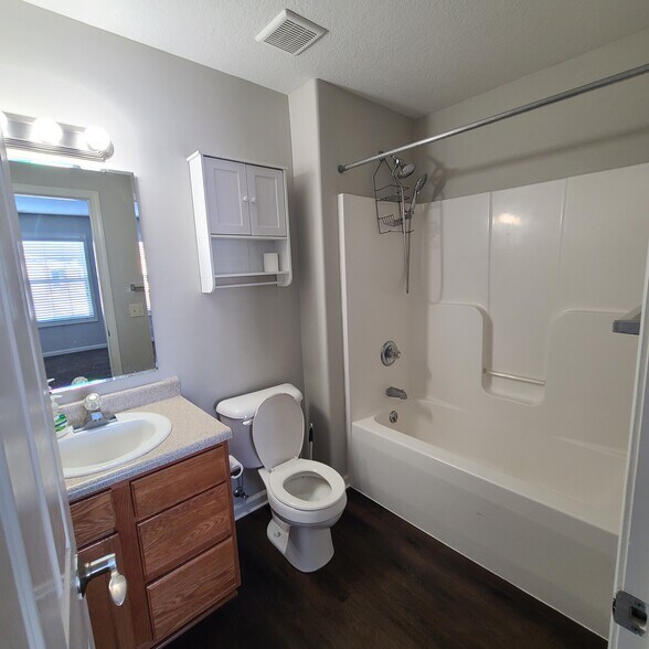 Building Photo - 10192 Greenmoor Dr