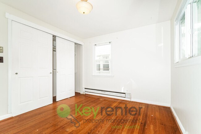 Building Photo - Stylish Three Bedroom Retreat with fully fenced yard and storage!