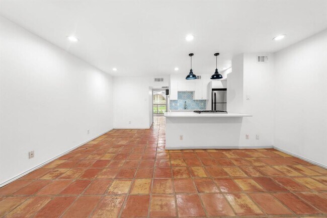 Building Photo - 505 W 7th St