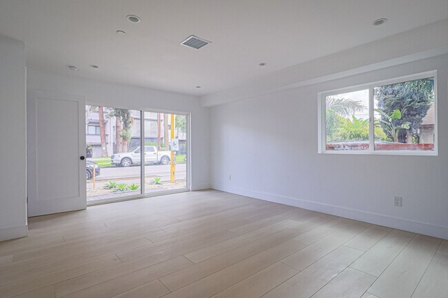 Building Photo - Modern 4 Bed / 3 Bath Townhome with Privat...