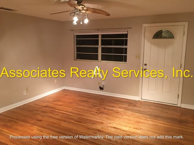 Building Photo - 3 bed 1 bath in the SE