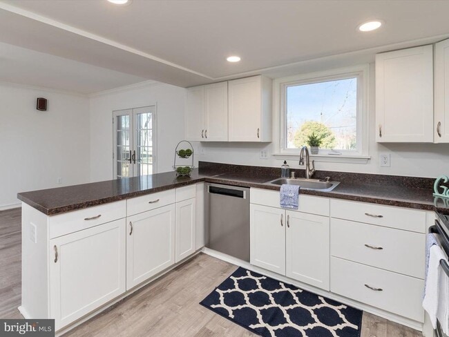 Building Photo - 402 S Cherry Grove Ave