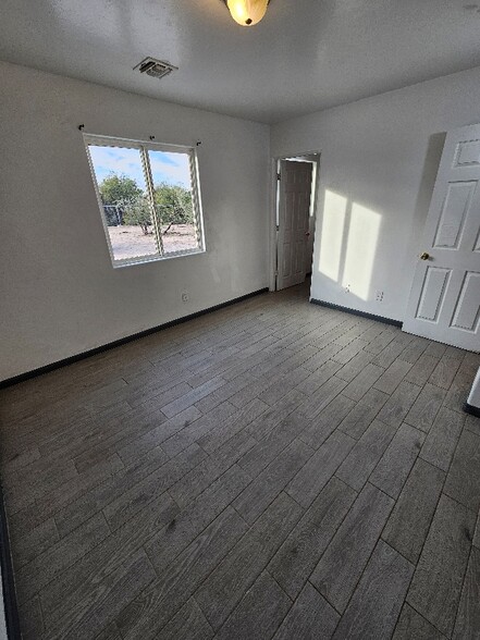 Building Photo - 5070 S Park Ave