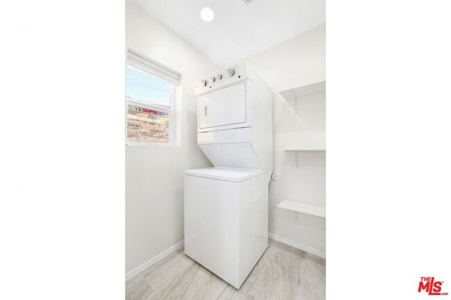 Building Photo - 1722 N Ave 45