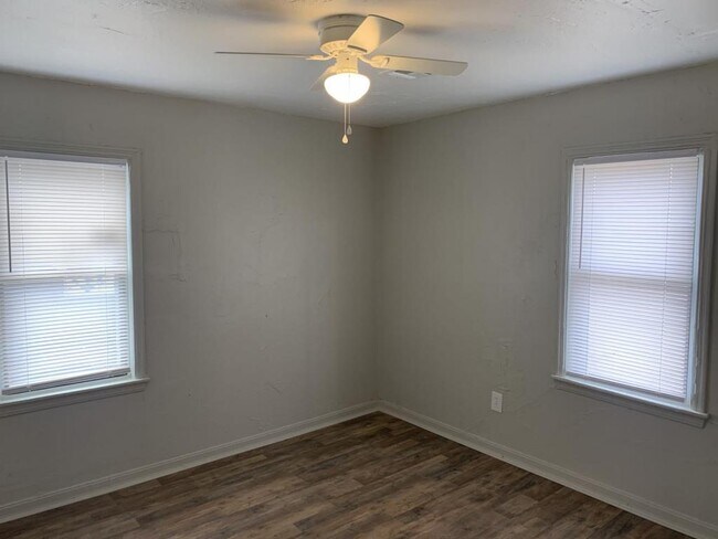 Building Photo - 1600 E Madison St