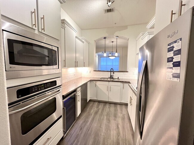 Building Photo - BEAUTIFUL CONDO WITH AMENITIES NEAR VANDER...