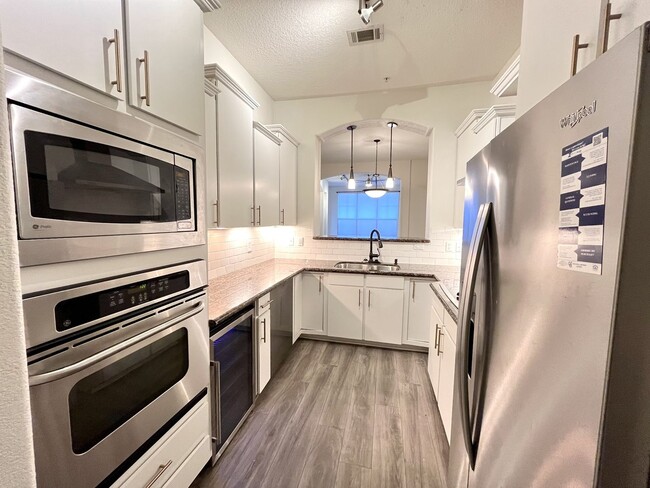 Building Photo - BEAUTIFUL CONDO WITH AMENITIES NEAR VANDERBILT!