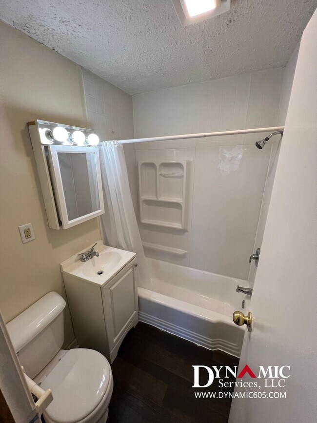 Building Photo - Upper Level 1 Bedroom, 1 Bathroom Apartment - Tenant Pays Electric Only