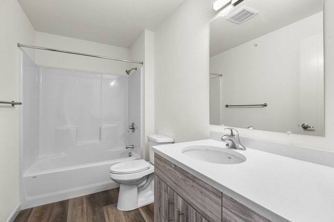Building Photo - Oxbow Flats 3 Bedroom Apartment!