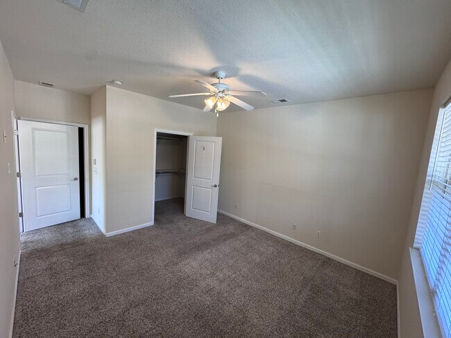 Building Photo - 725 Roslyn St